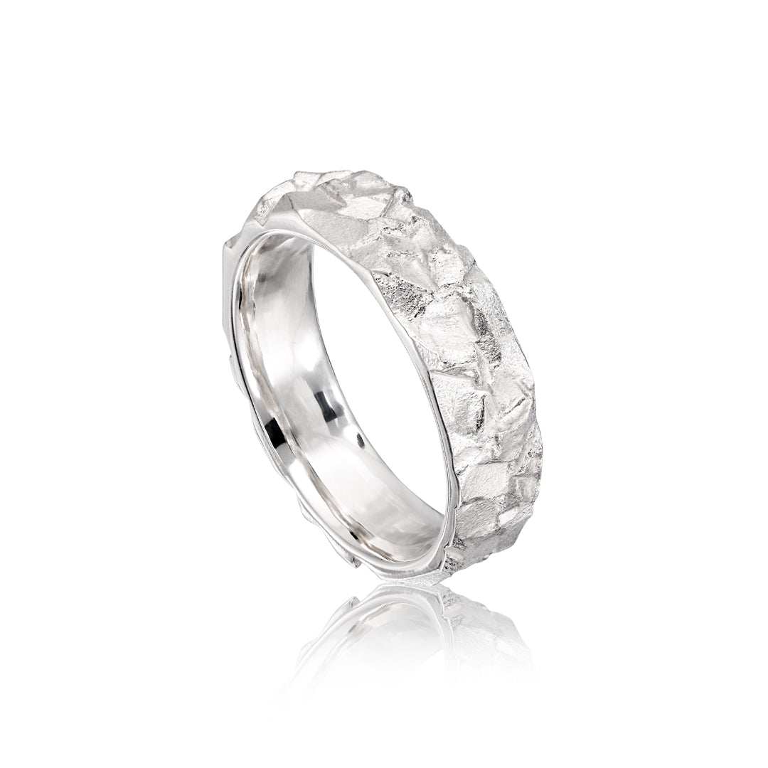 I Helsingborg skapar svenska Un des deux och danska Rebecca Falck smycken där rå streetstyle möter tidlös elegans. Upplev denna unika samling.