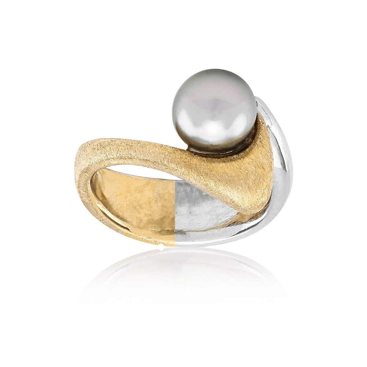 Ring i 14 karat guld och vitguld med tahitipärla ur serien Molai, handgjord av Rebecca Falck