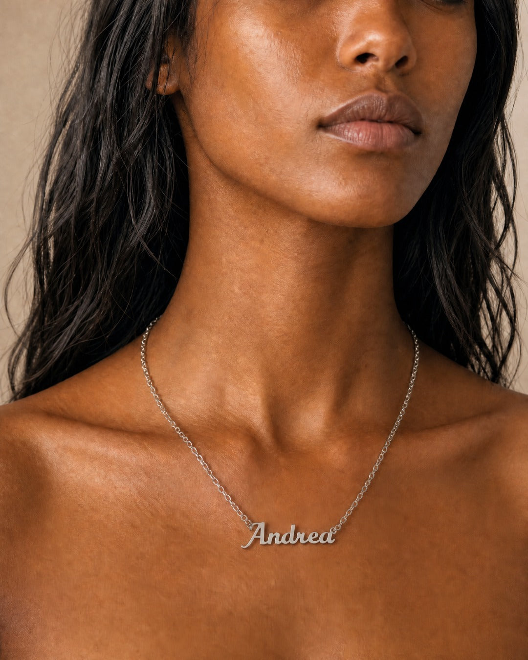 Silverhalsband Nomine Classic buren på modell