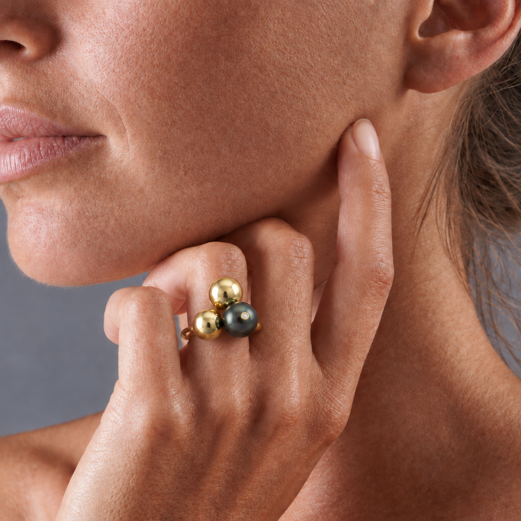 Guldring 14K med tahitipärla och diamant ur serien Obi Elegans, buren på hand, handgjord av Rebecca Falck