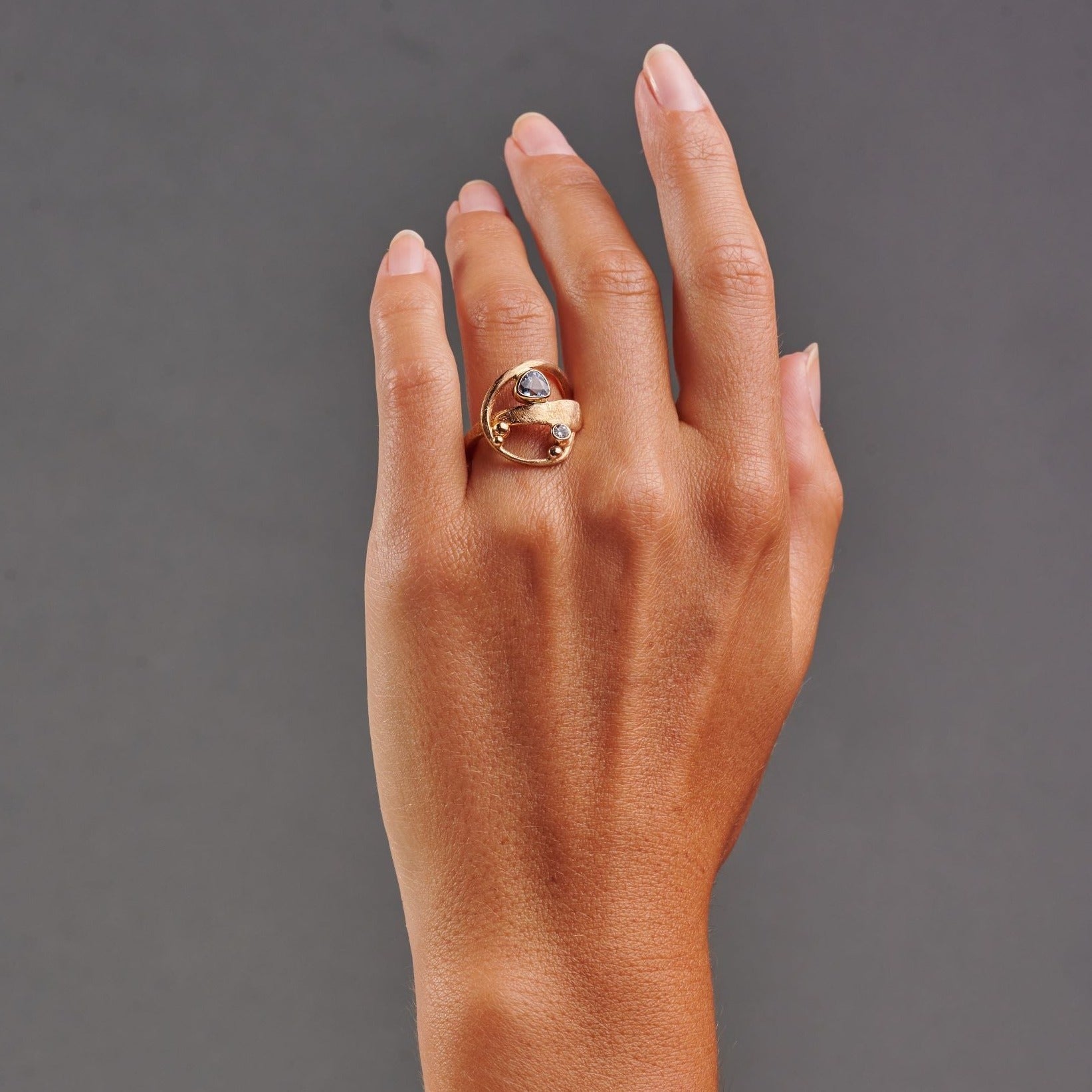 Yuuki Fantasy eksklusiv guld ring med Tanzanit og diamant.