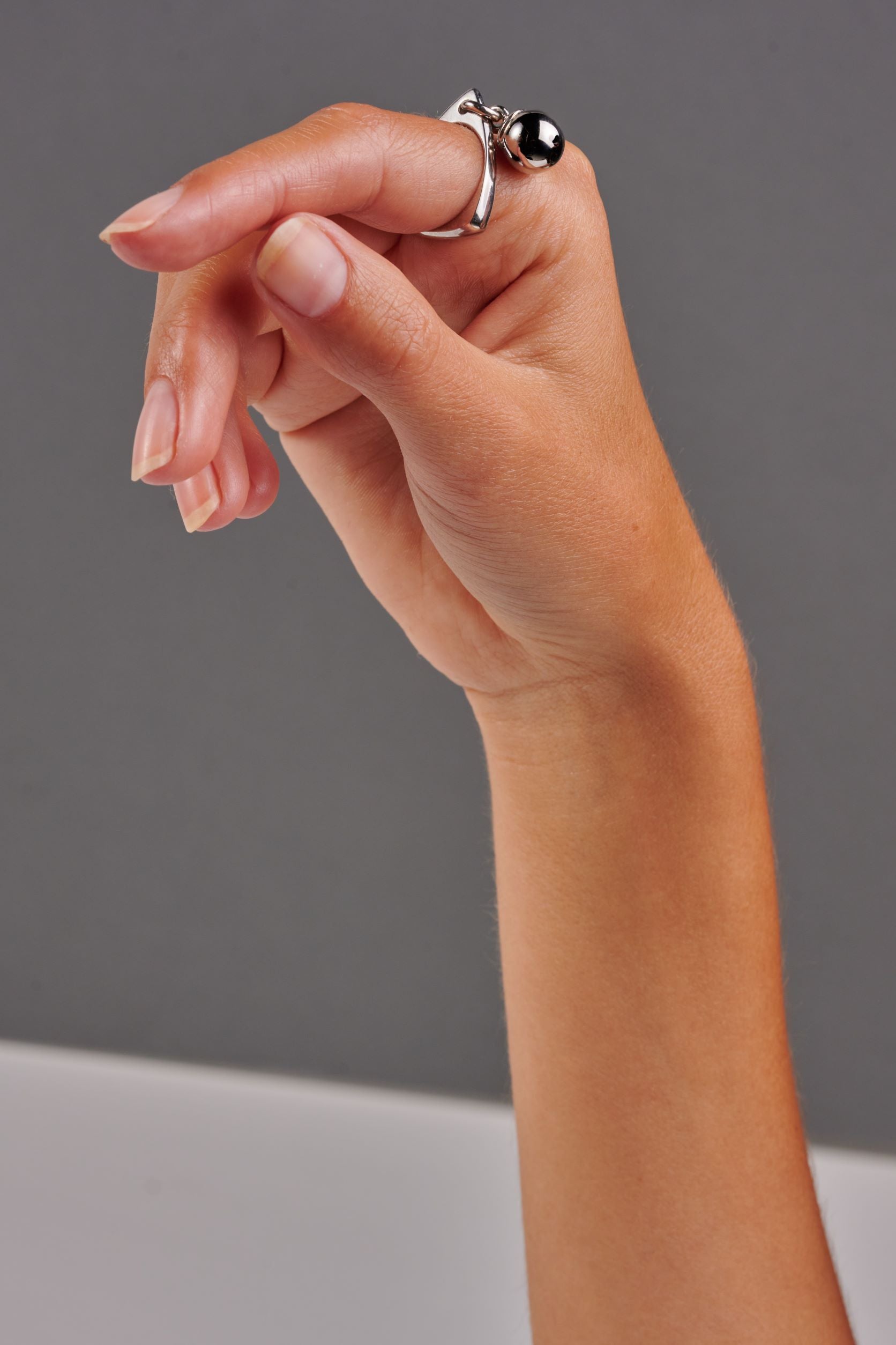 Obi Mobil elegant sølv ring med et kugle charms.