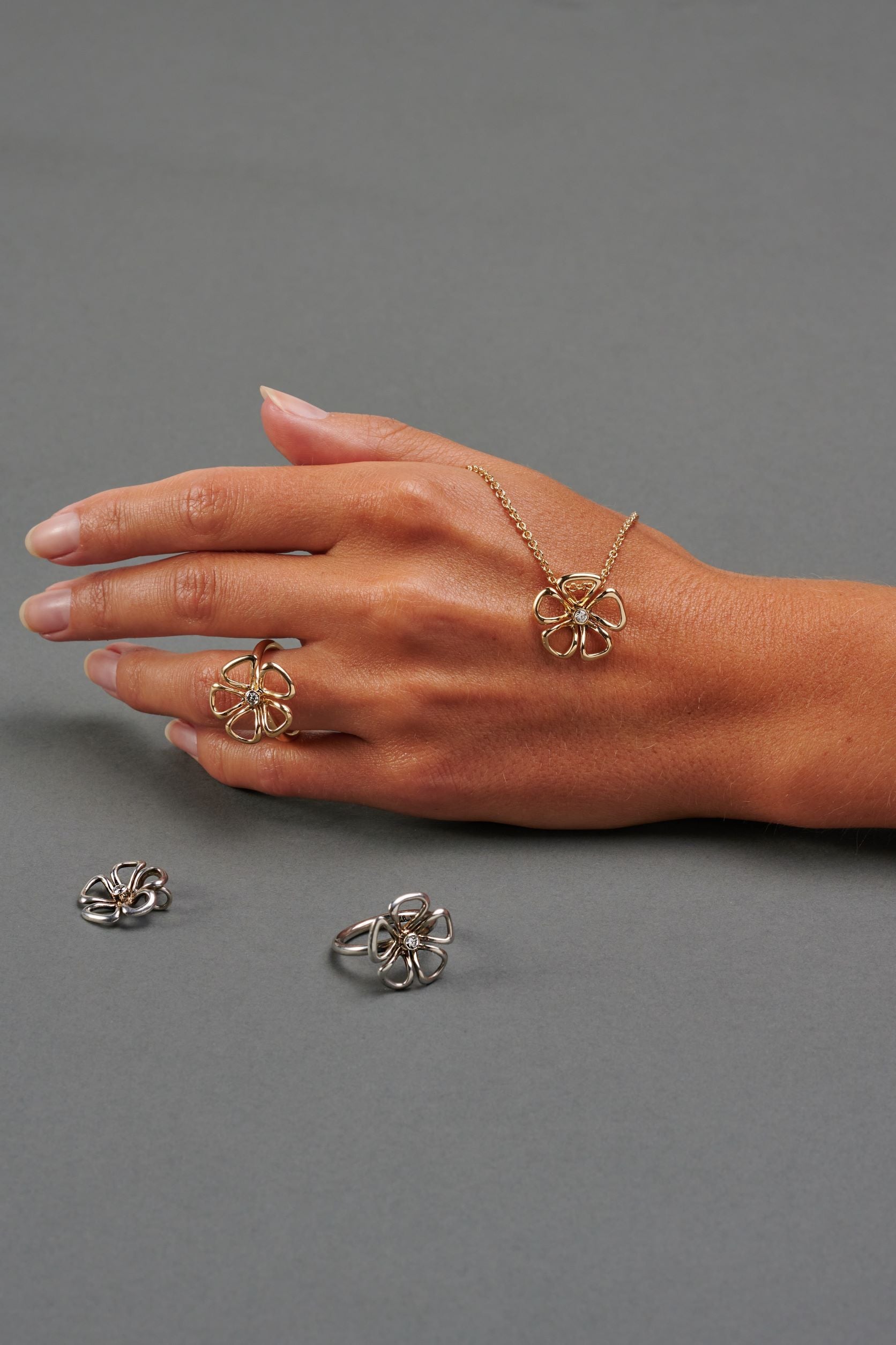 Hannako Elegans strålende guld ring med diamant.