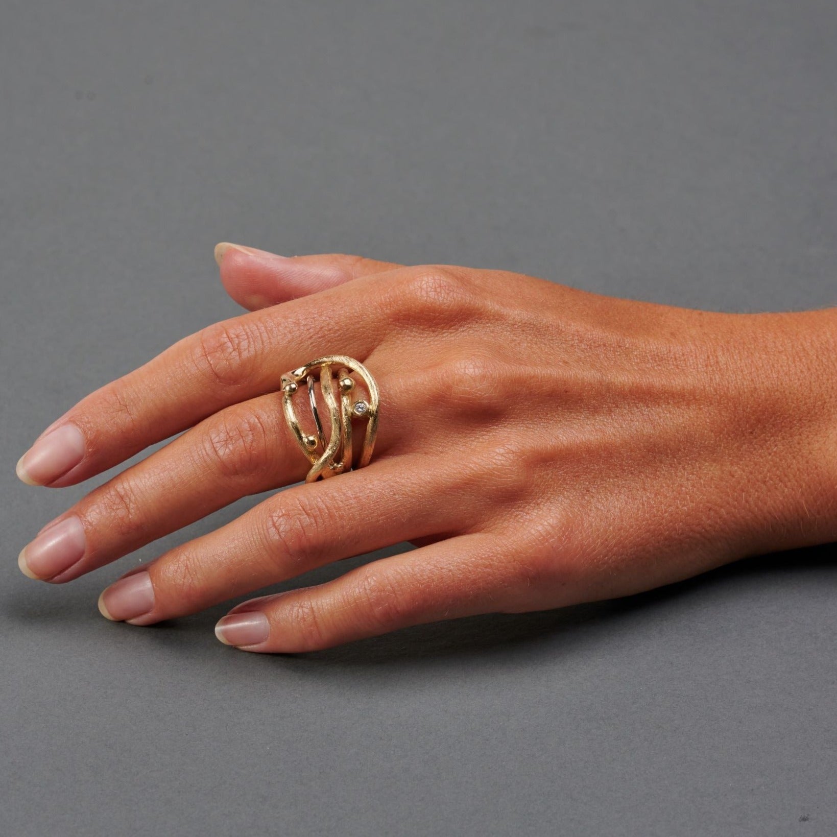 Nami Grand overdådig guld ring med hvidguld og diamanter.