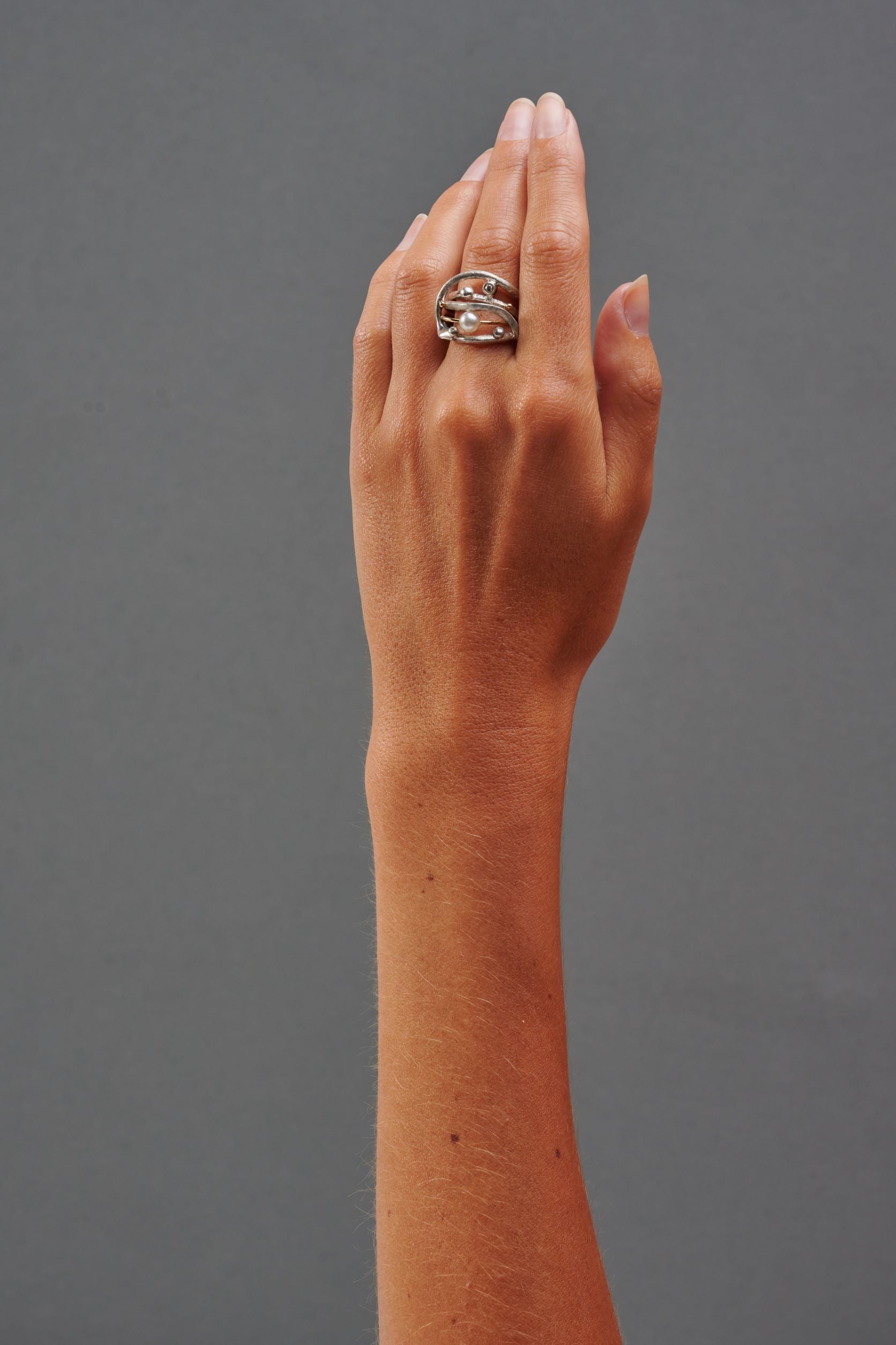 Kaity Grand Elegant silver ring med pärla, guld och diamant.