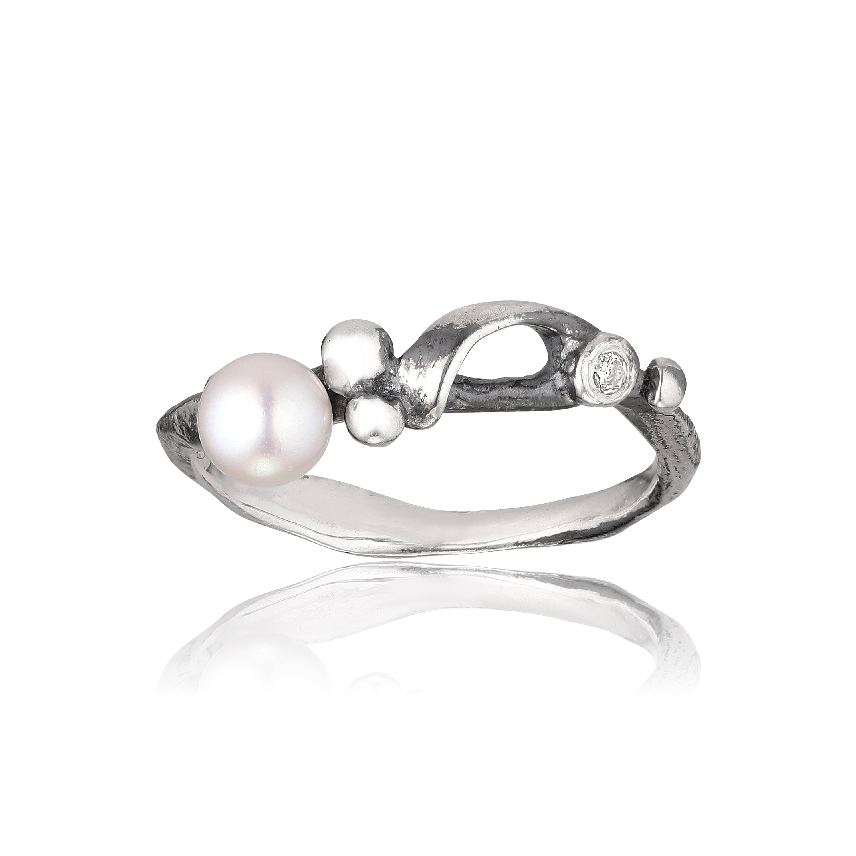 Kairy Alba elegant lille perle ring i sølv med diamant.