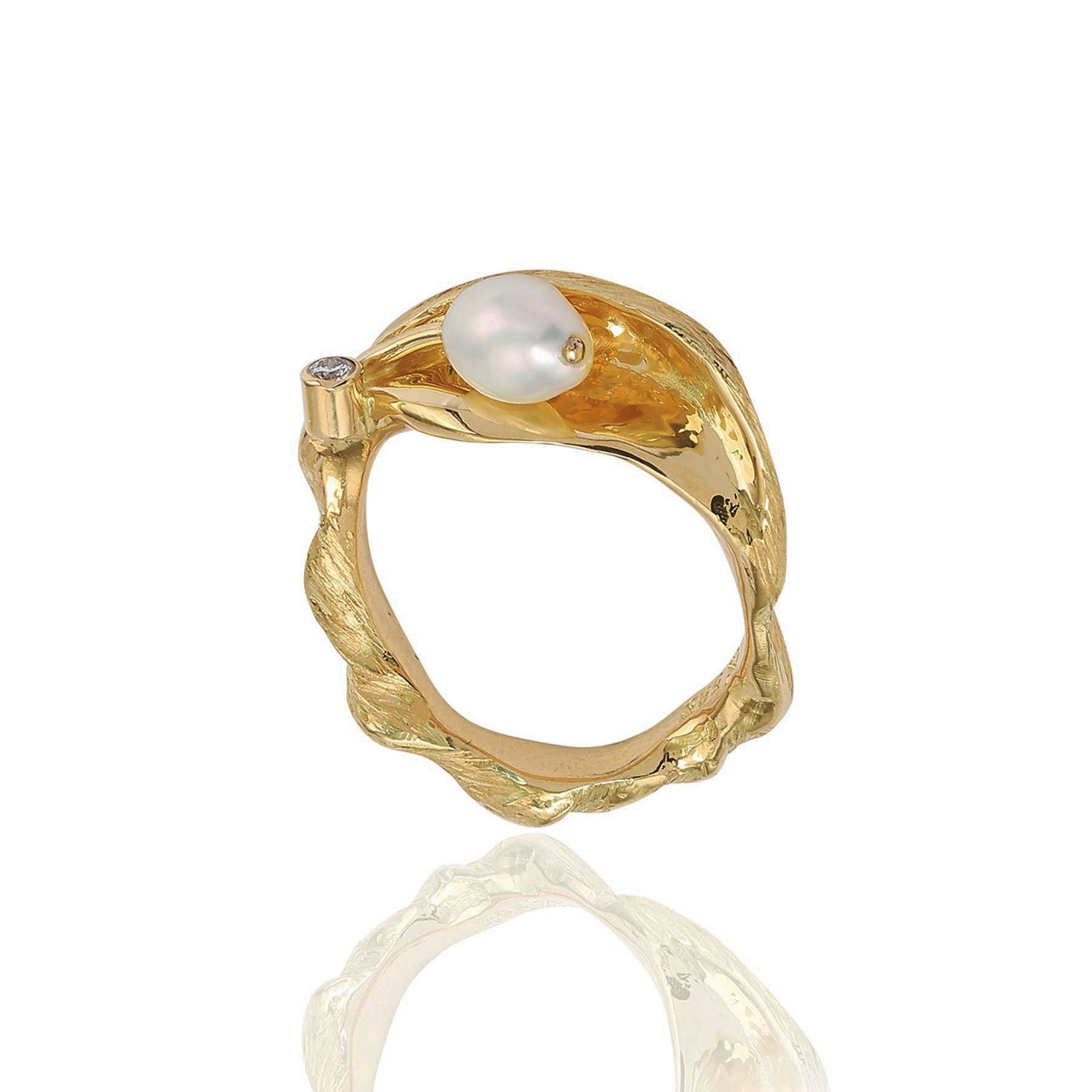 Yuuki Albe luksuriøs guld ring med perle og diamant.