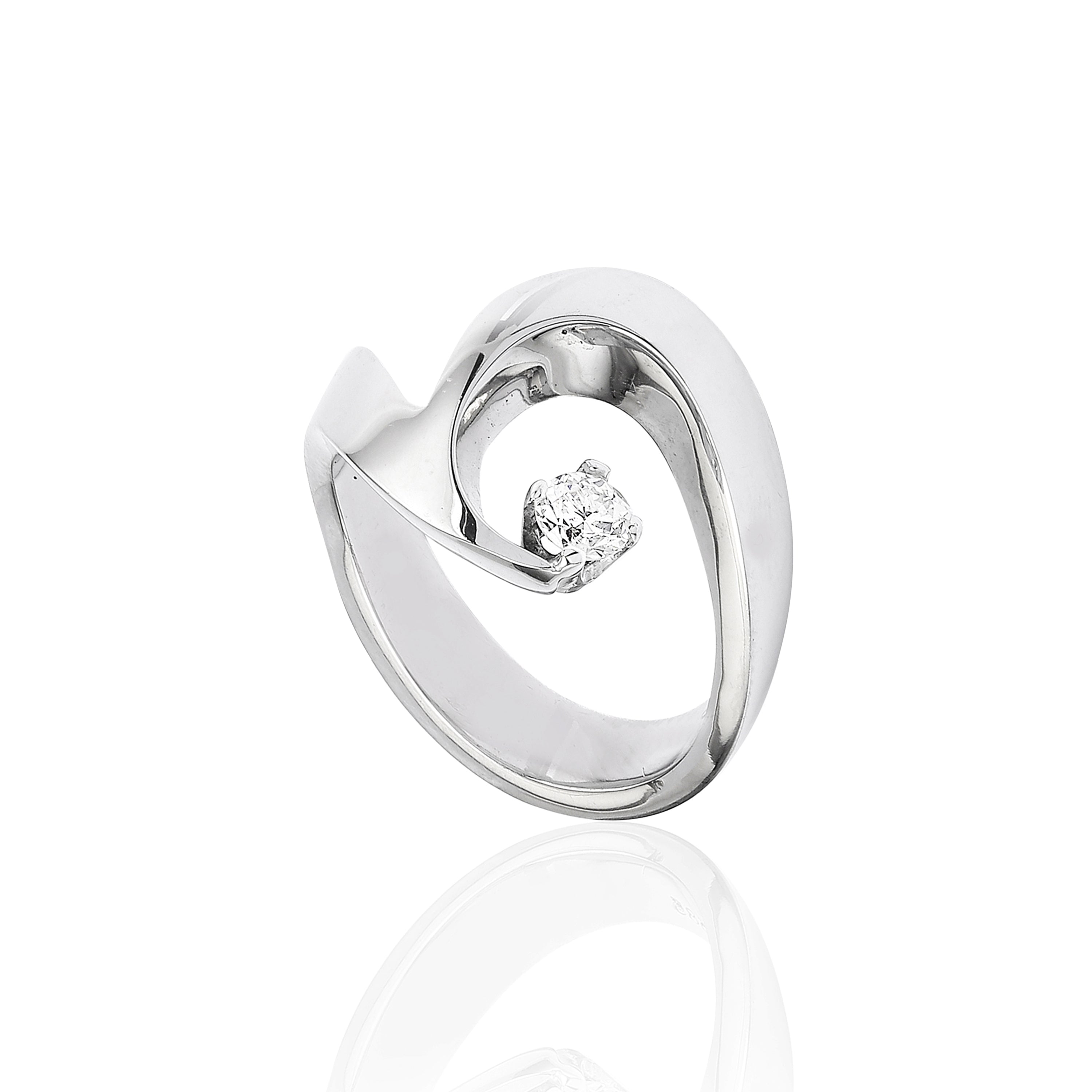 Sato Vivere Exquisite white gold ring with diamond.