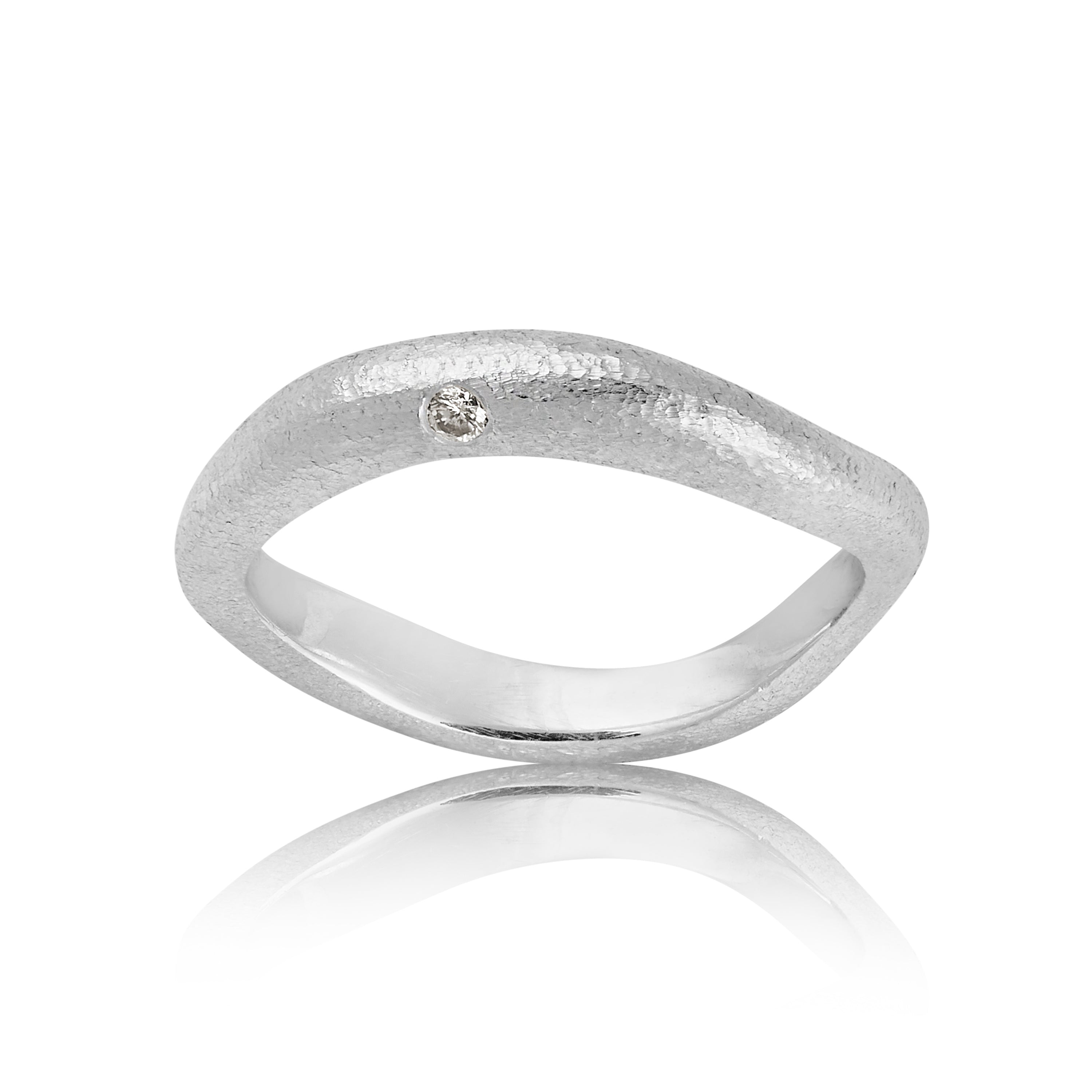 Molai Elegans skaldinavisk enkel sølv ring med en champangefarvet diamant.