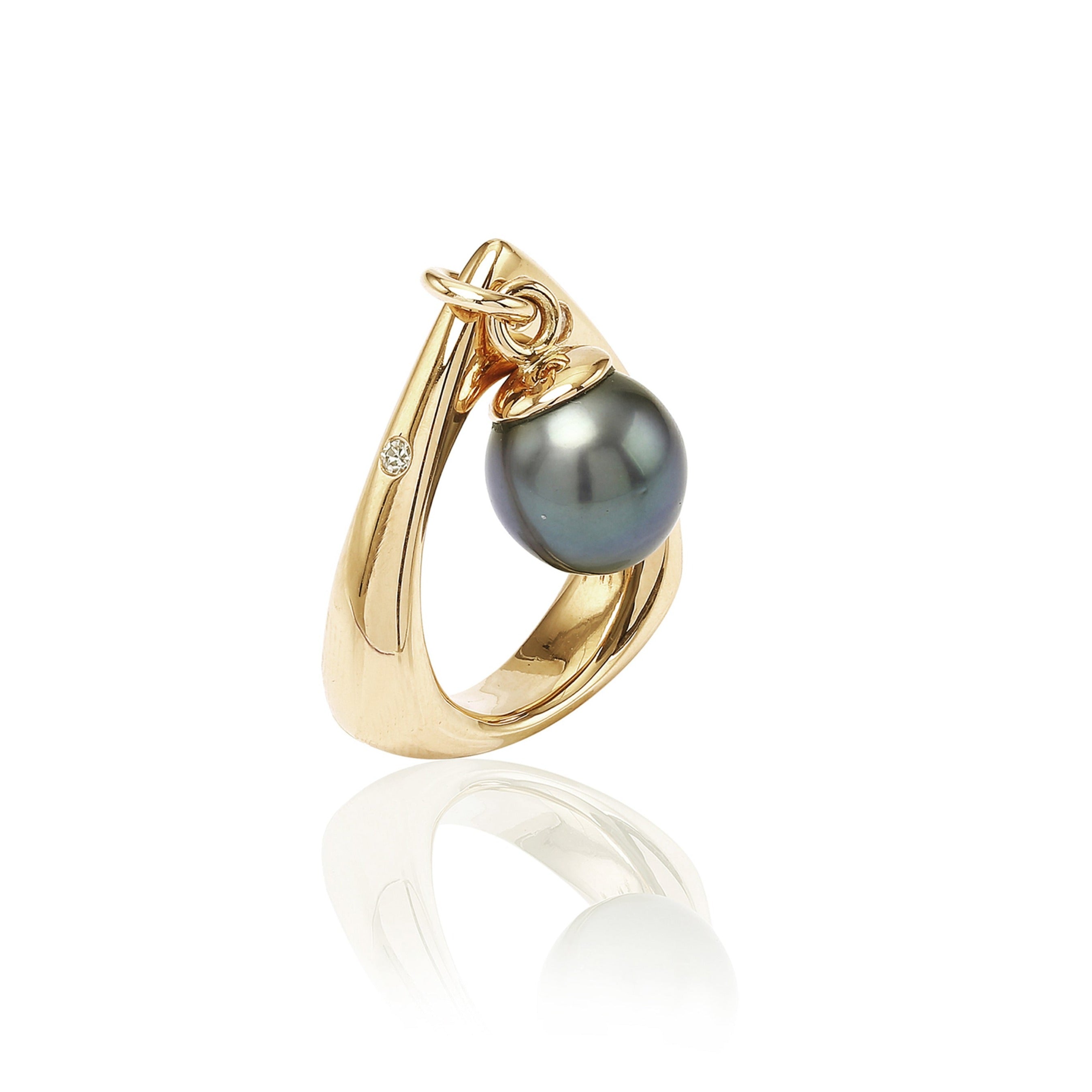 Trekantet ring med perle og diamant