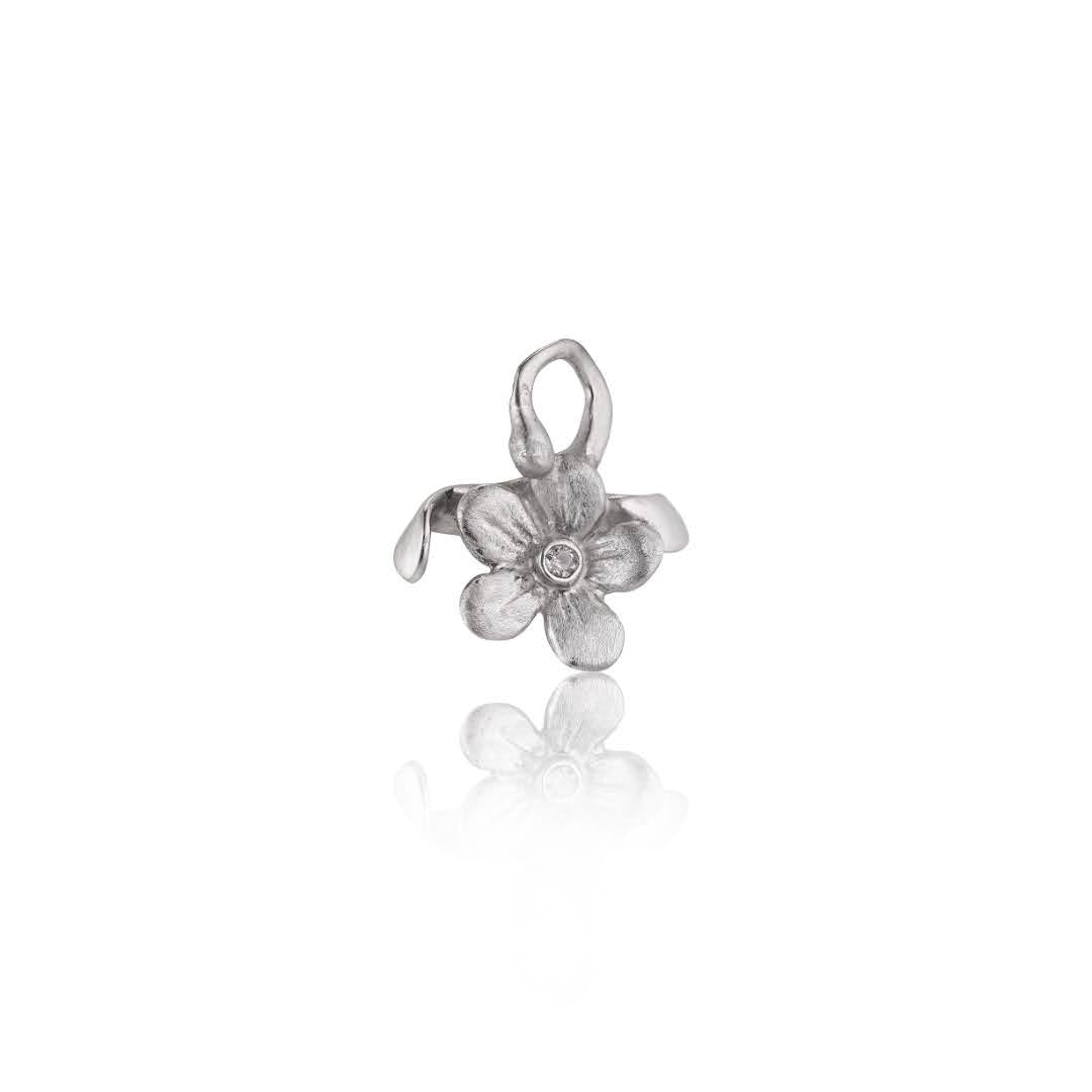 Hanako Petit dragende smuk sølv vedhæng med en diamant.