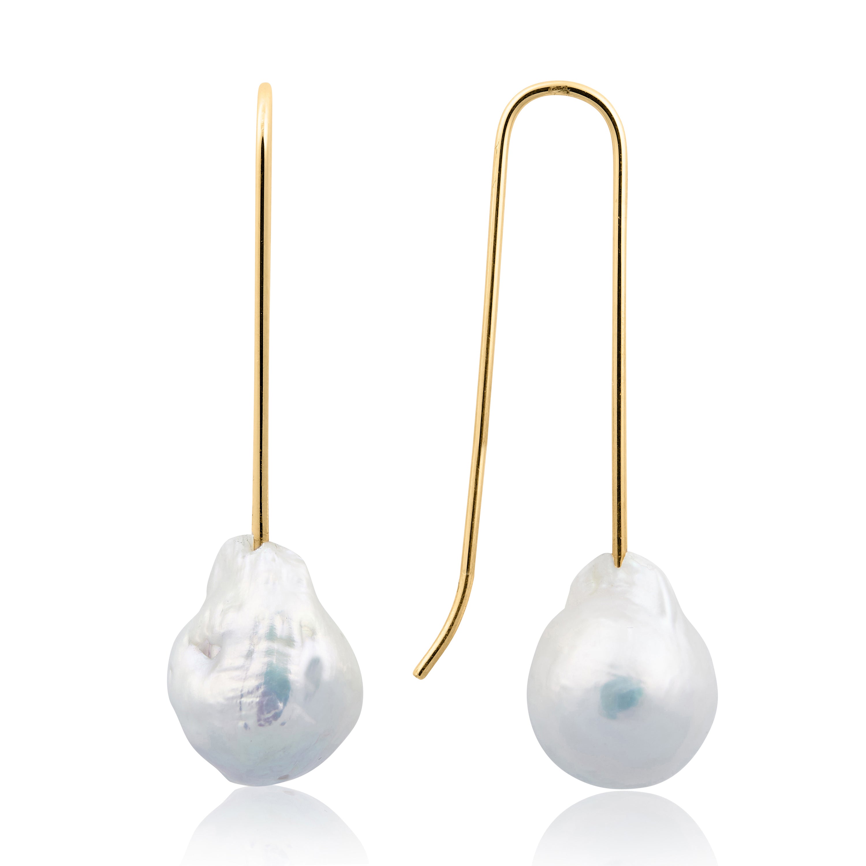 Sato Alba Exclusive gold earrings with pearls.