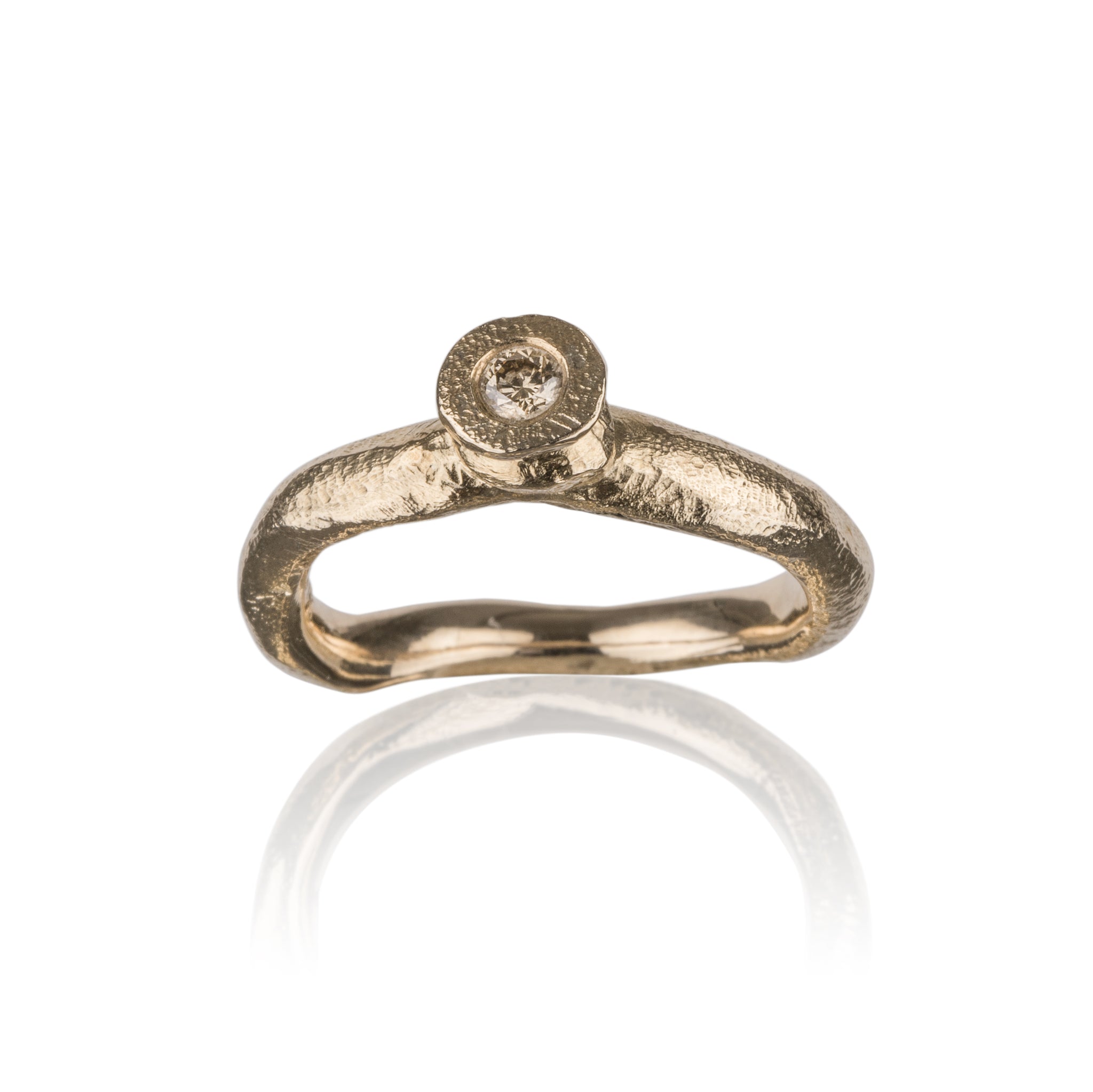Nami Vivere udtryksfuld diamant ring i guld.