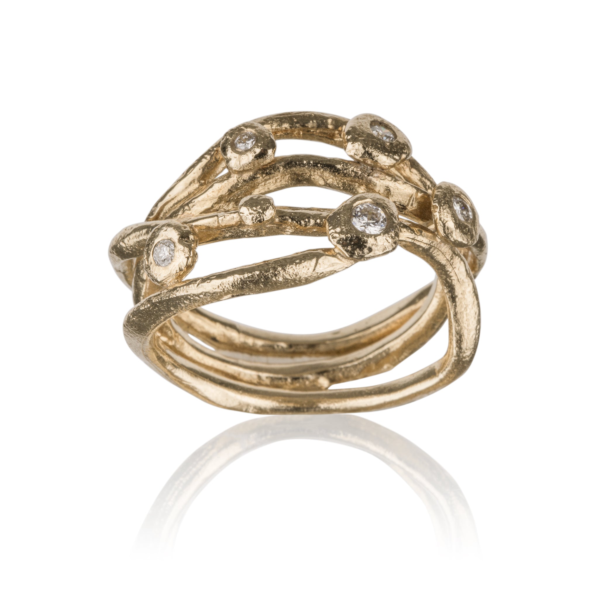 Nami Elegangs smuk guld ring med dimanter.