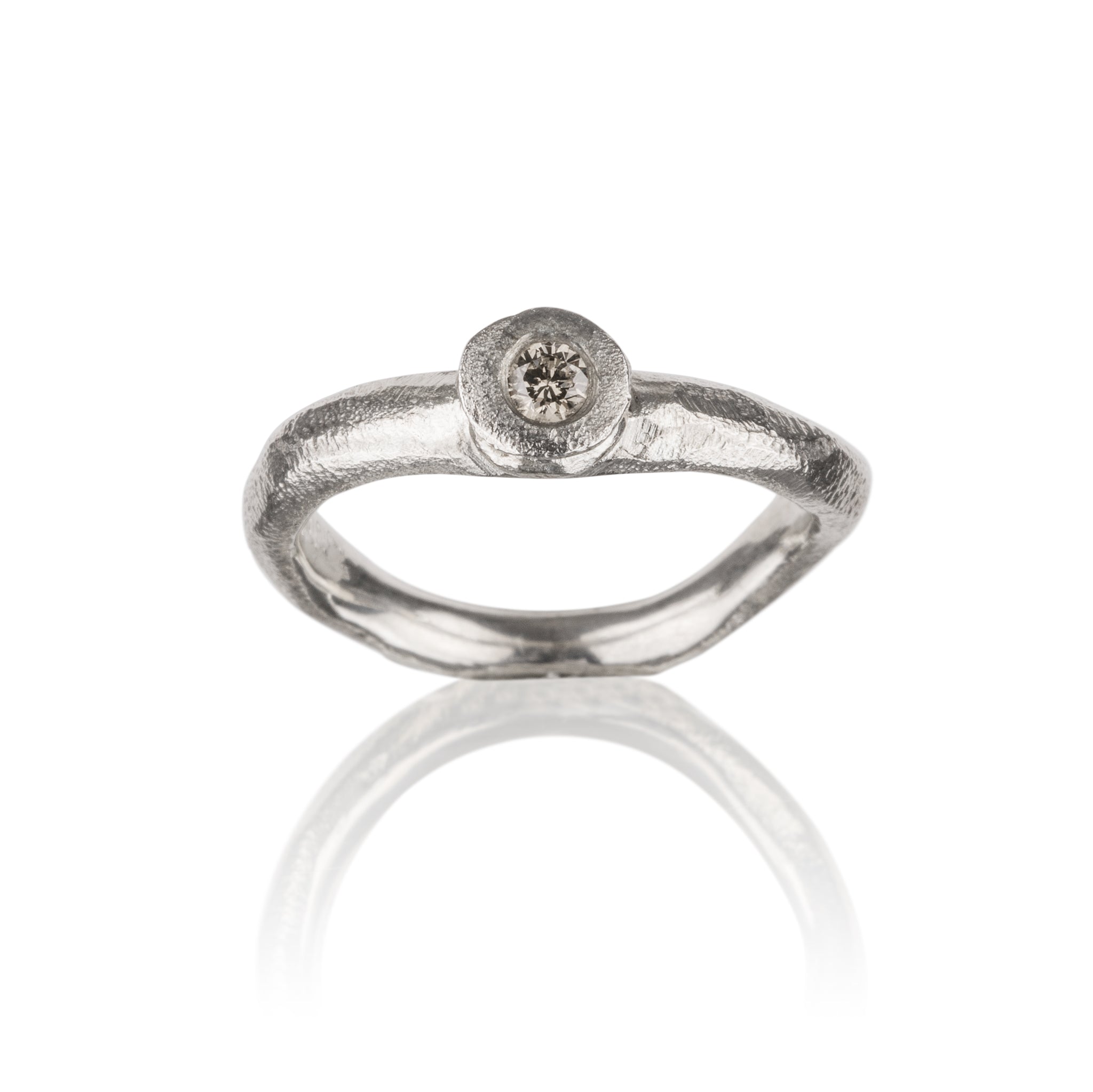 Nami Mature rusik håndlavet sølv ring med champagnefarvet diamant.
