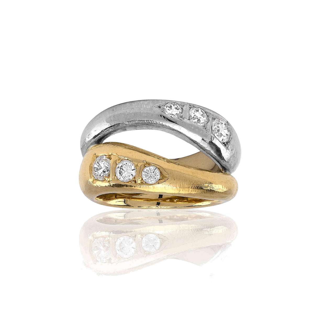 Ring i 14 karat guld och vitguld med briljanter ur serien Molai, handgjord av Rebecca Falck