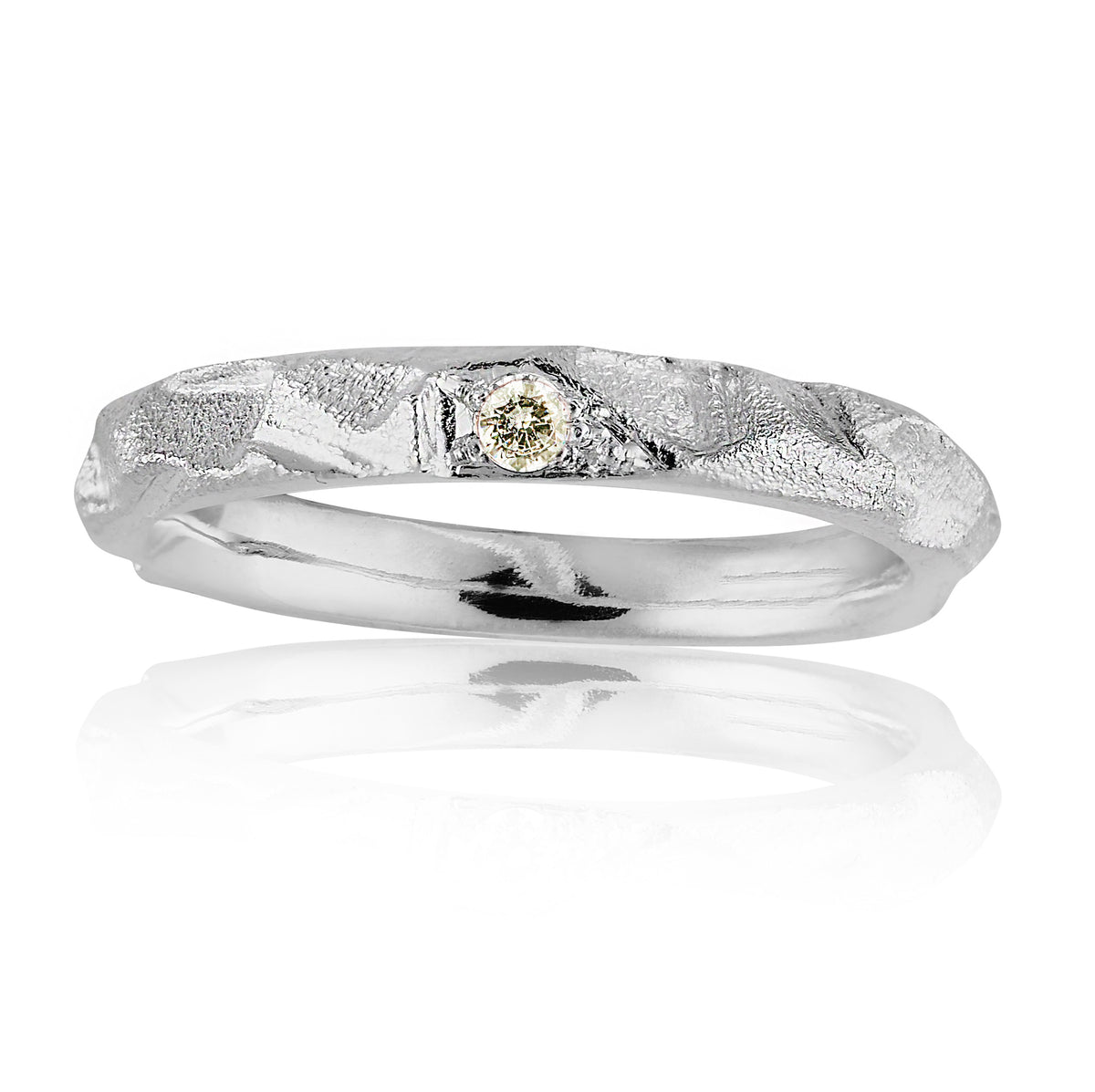 Ring i silver med champagnefärgad diamant ur serien Iwa, handgjord av Rebecca Falck