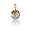 Obi Luxe Timeless gold pendant with a Tahitian pearl.