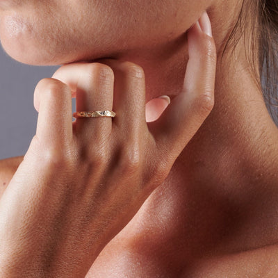 Iwa Classic       udsøgt enkel guld ring med diamant.