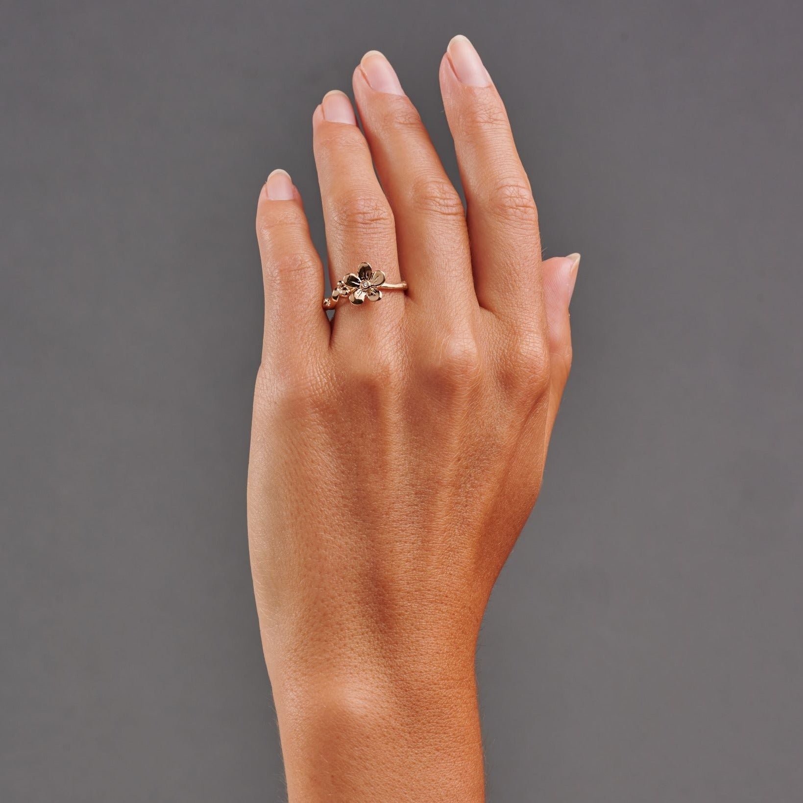 Hanako Petit      Elegant liten guld ring med diamant.