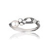 Kairy Alba      elegant lille perle ring i sølv med diamant.