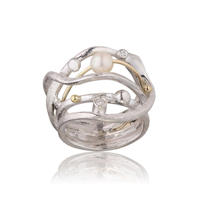 Kaity  Grand     Elegant silver ring med pärla, guld och diamant.