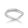 Molai Elegans      Skaldinavisk enkel silver ring med en champangefärgad diamant.