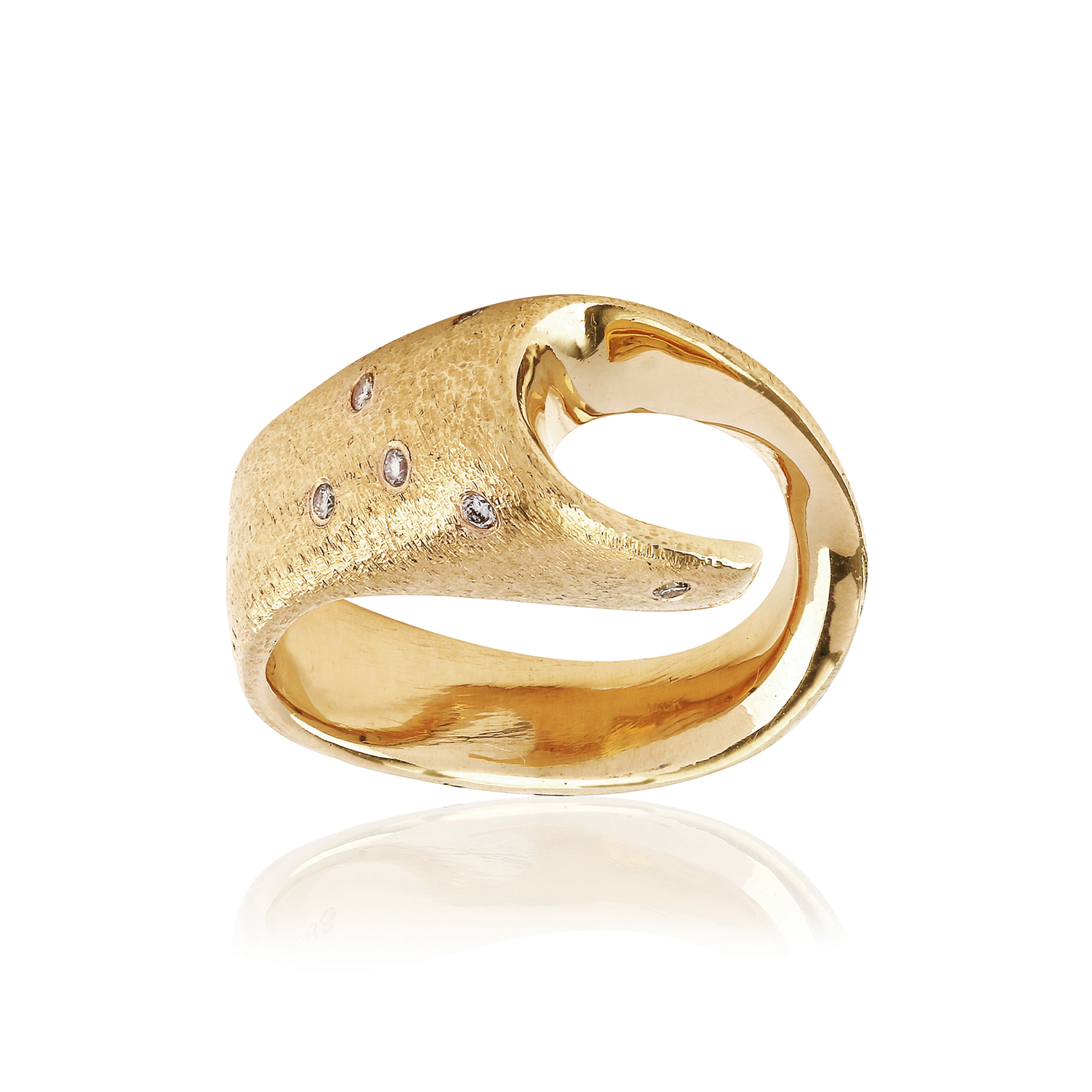 Molai Fantasy        Lyxig guld ring med diamanter.