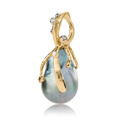 Kairy Grant 2. Majestic gold pendant with a large Tahitian pearl and diamond.
