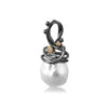 Kairy Mature Lockande vackert hänge i svart silver med pärla, diamant och guld.