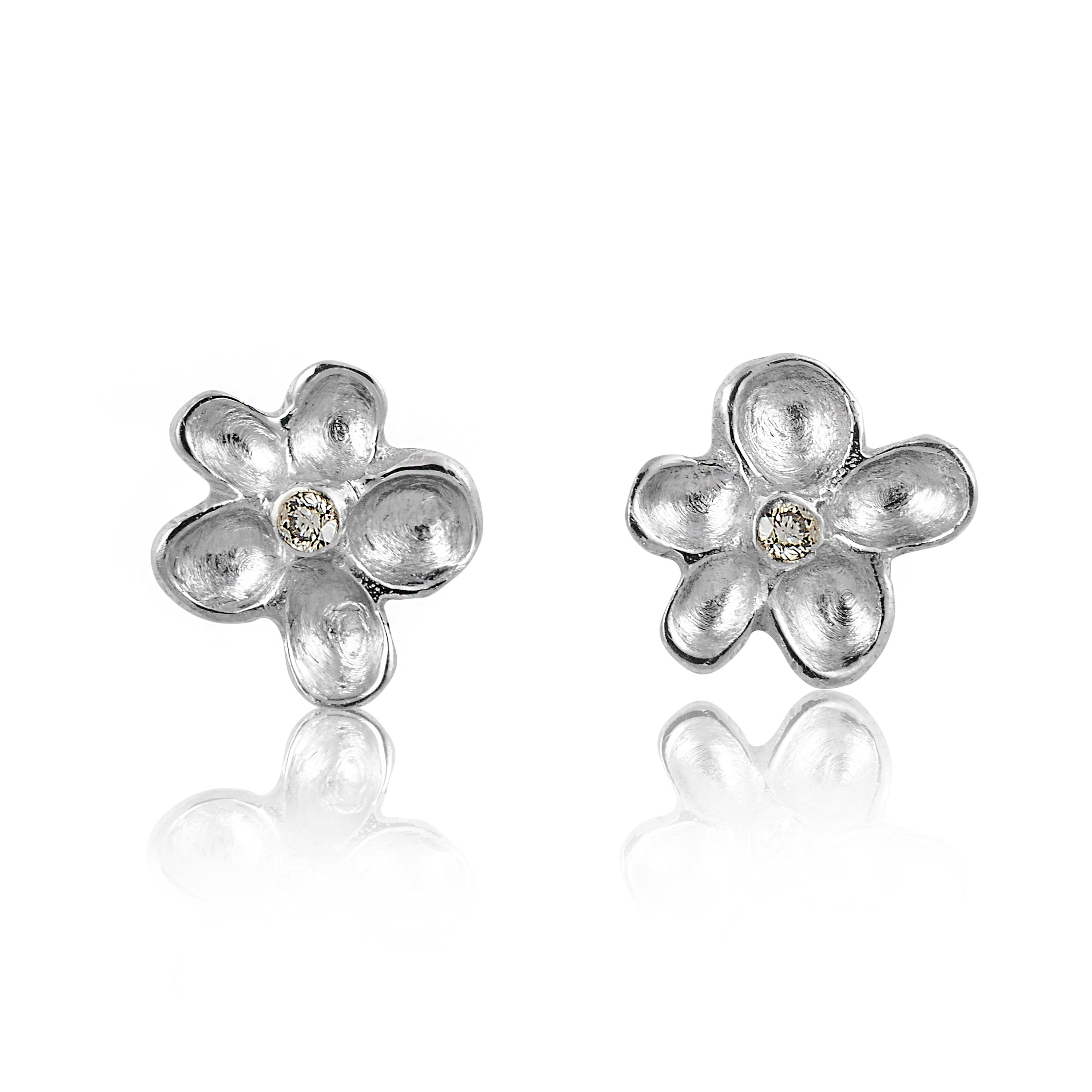 Kairy Petit Radiant silver earrings with brilliants.