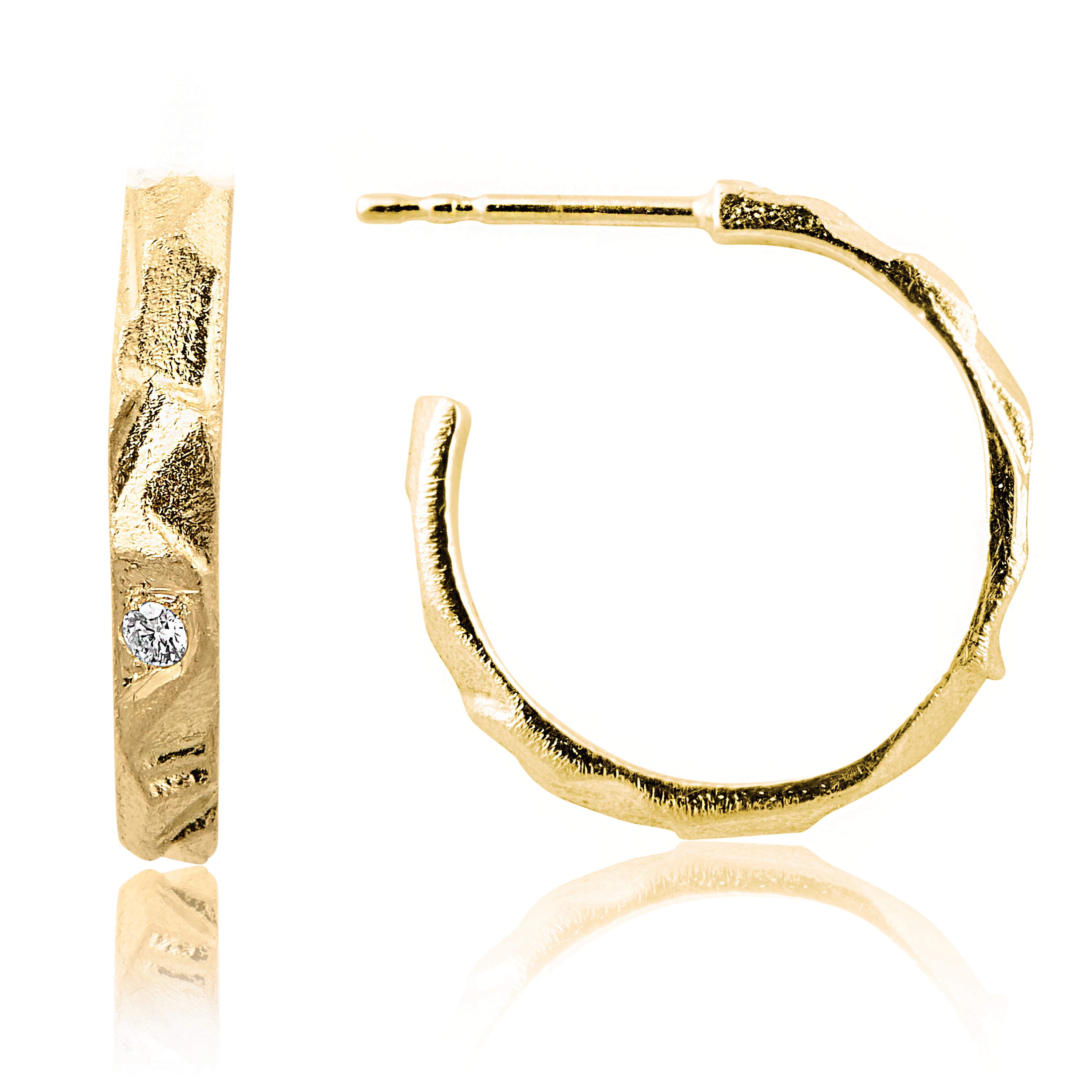 Iwa Classic Exquisite gold earrings with brilliants.