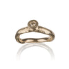 Nami Vivere     udtryksfuld diamant ring i guld.