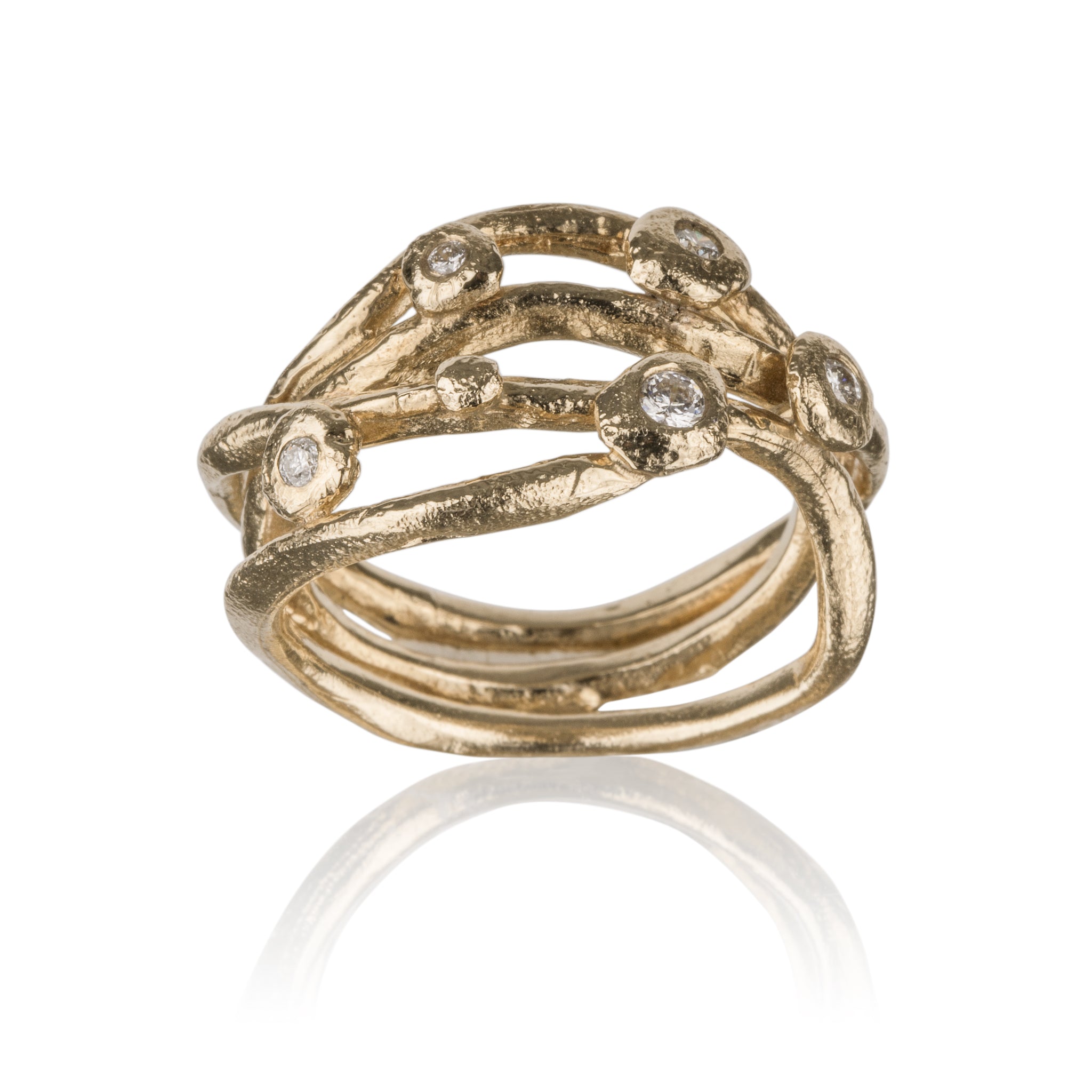 Nami Elegangs        Vacker guld ring med diamanter.